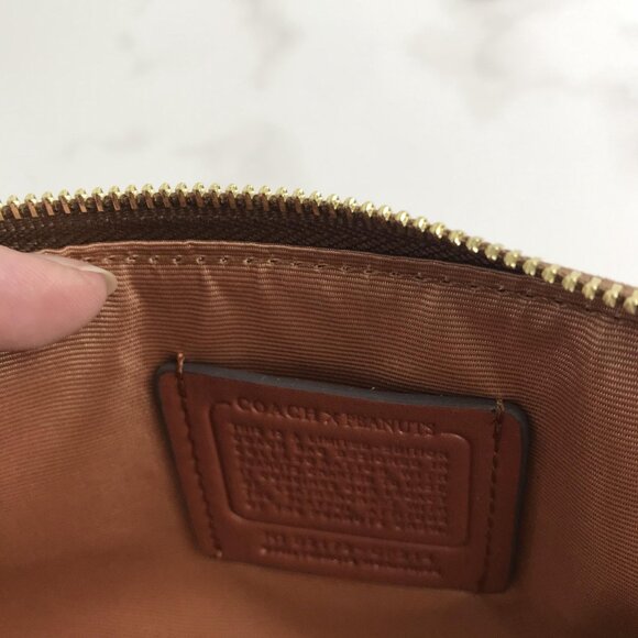 NWT Coach X Peanuts Corner Zip Wristlet Wallet With Snoopy & Woodstock - Picture 9 of 10